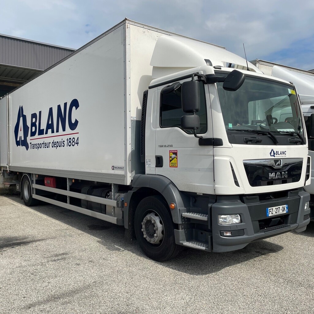 Camion porteur MAN Transports A. Blanc avec logo d'entreprise