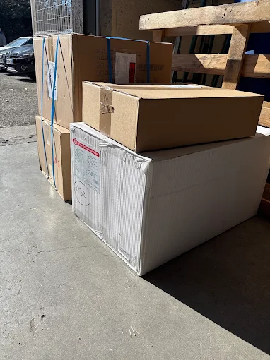 Colis et cartons en préparation dans l'entrepôt